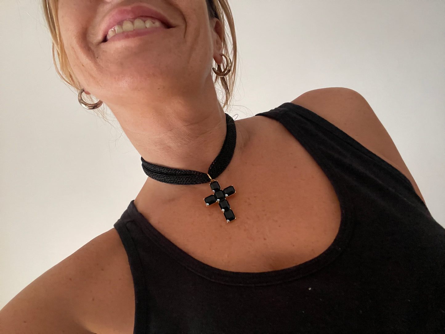 Collar de malla con cruz de cristal varios colores