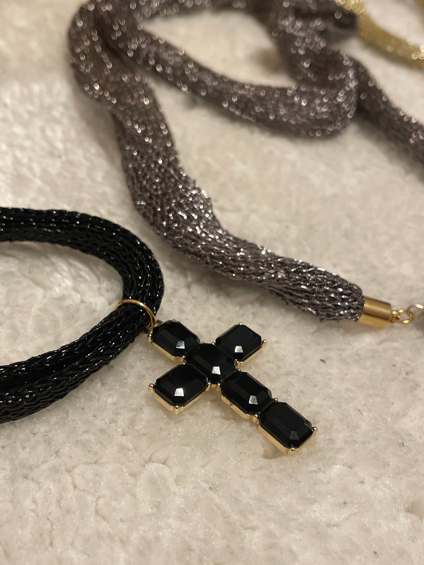 Collar de malla con cruz de cristal varios colores