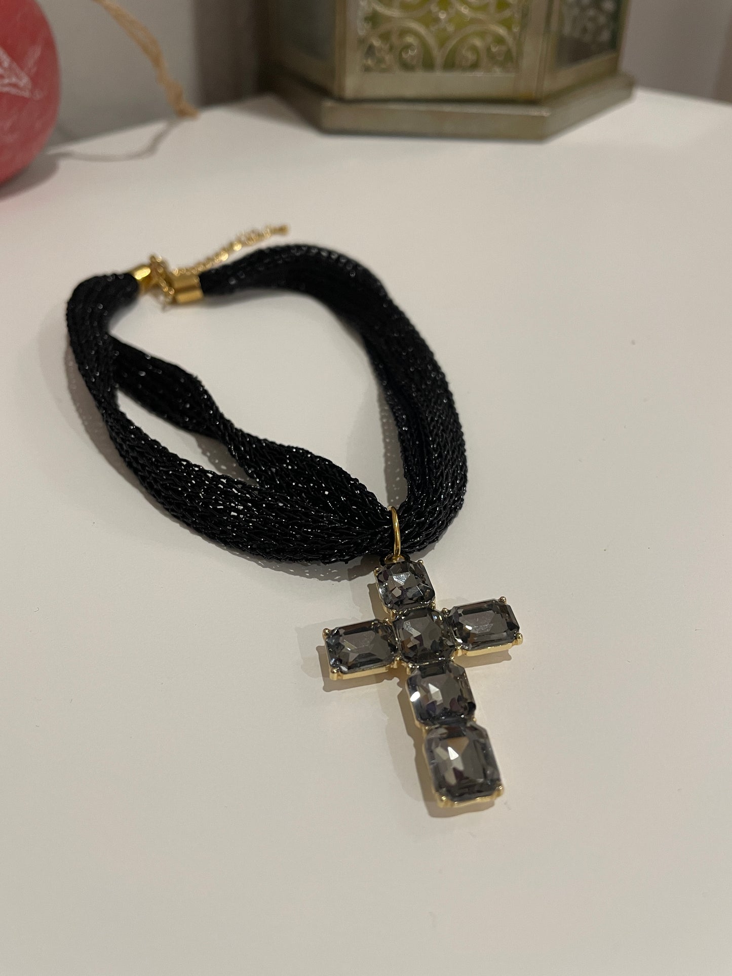 Collar de malla con cruz de cristal varios colores
