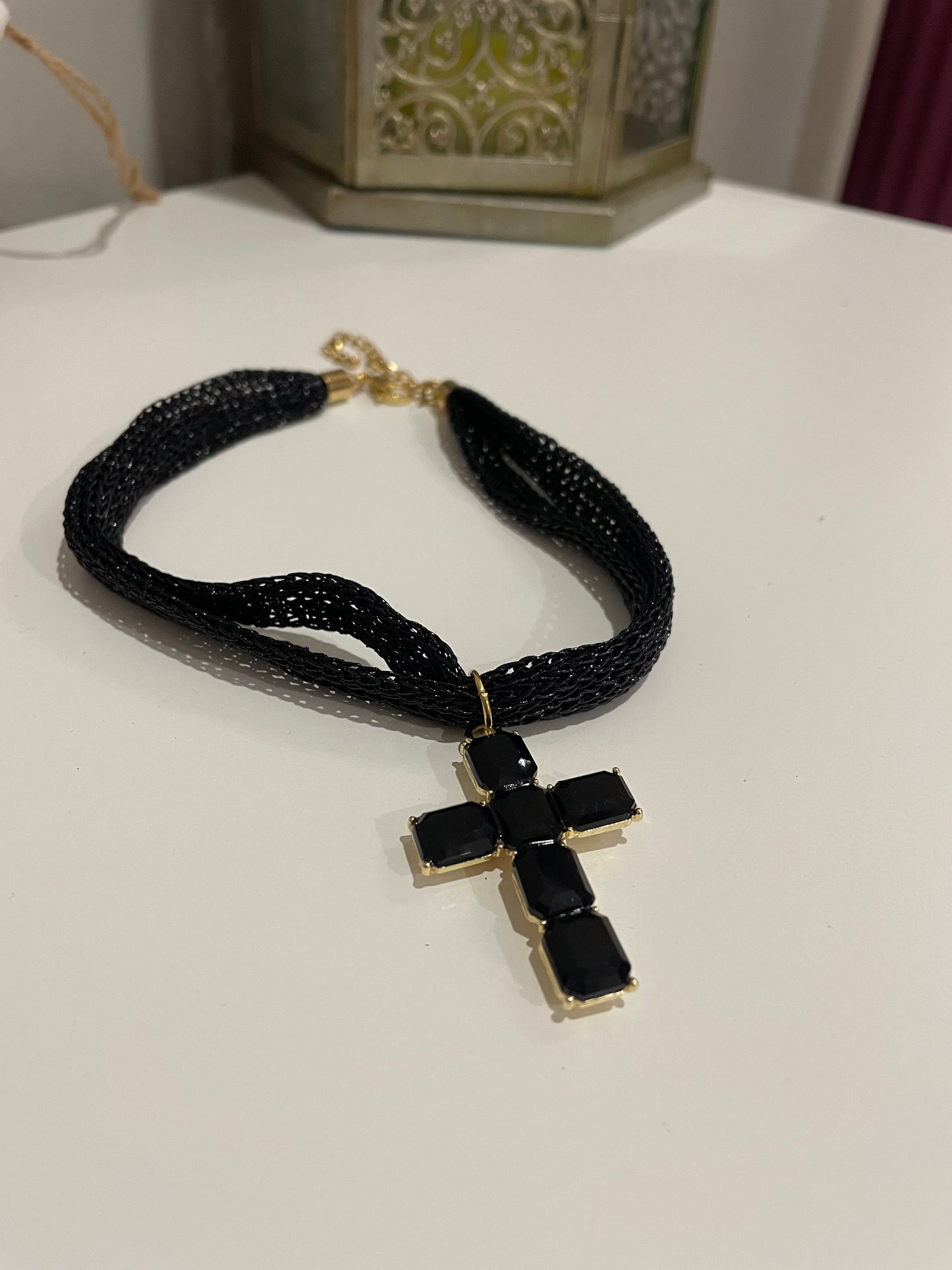 Collar de malla con cruz de cristal varios colores
