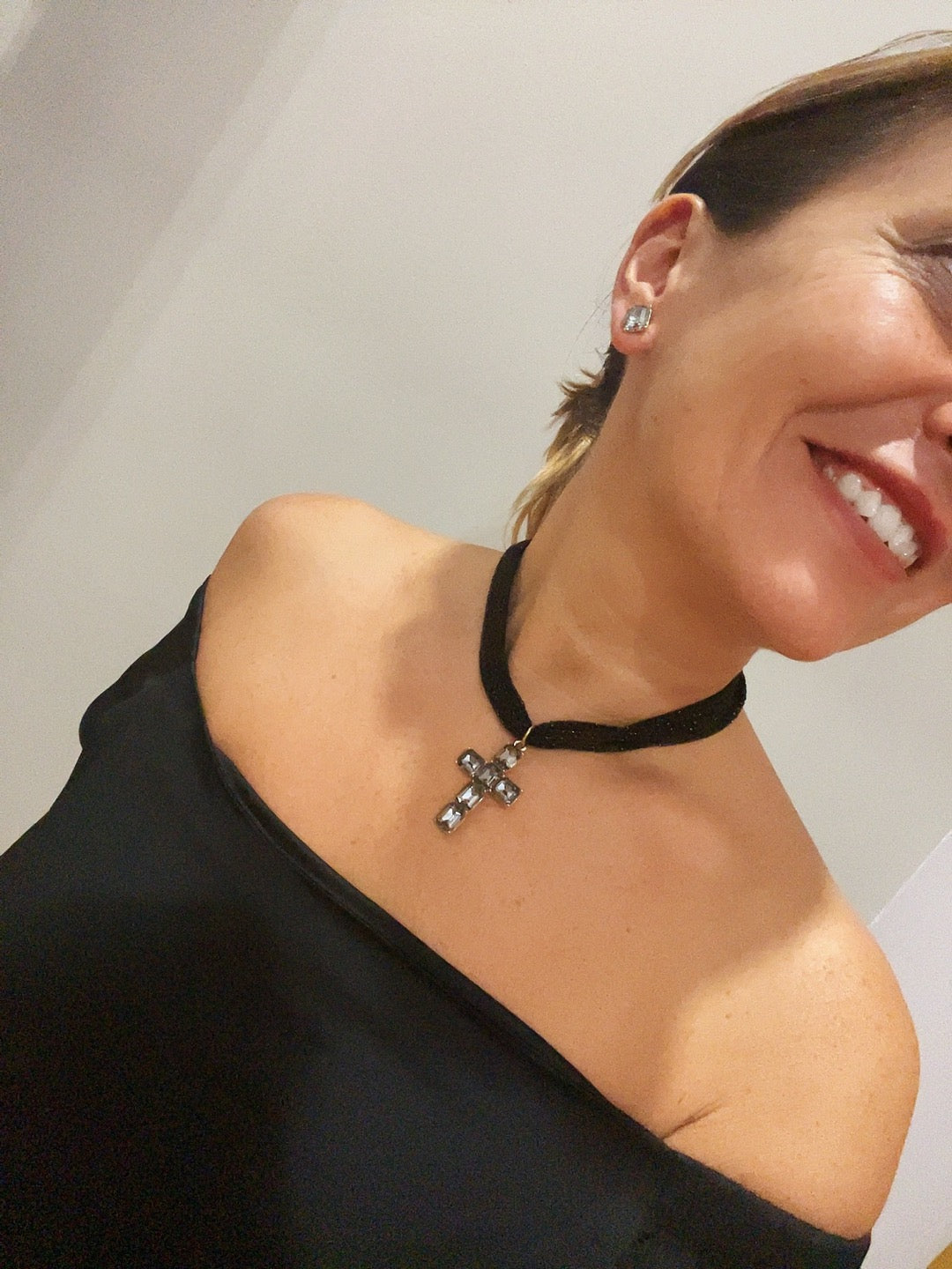 Collar de malla con cruz de cristal varios colores